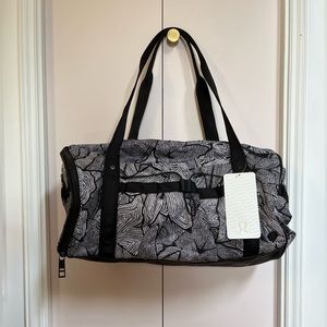 NWT lululemon run ways duffel in dottie tribe
